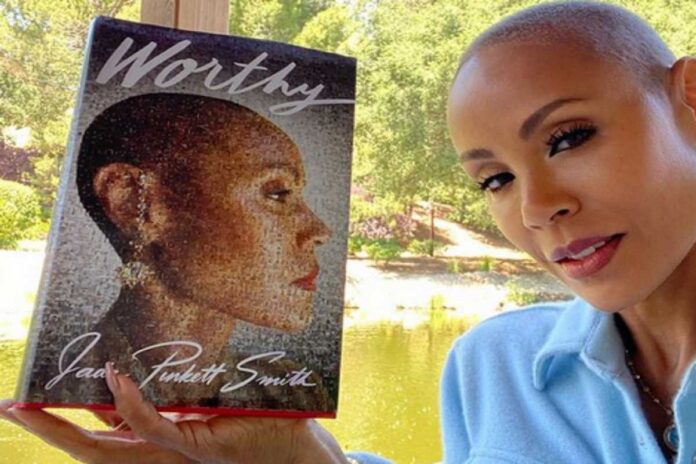 Jada Pinkett Smith posa com seu livro