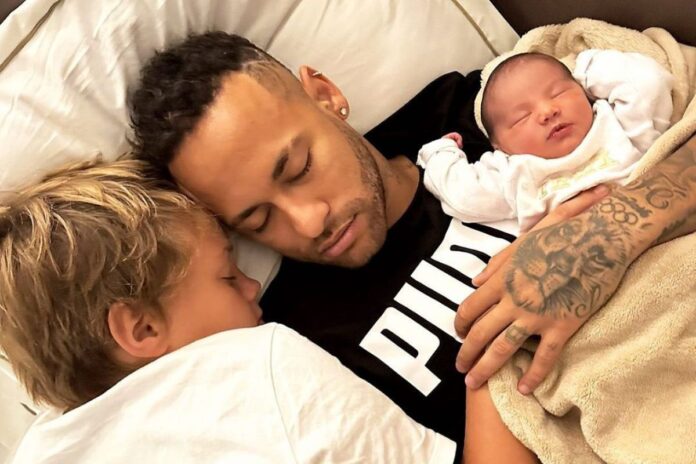 Neymar abraçado com Davi Lucca e Mavie