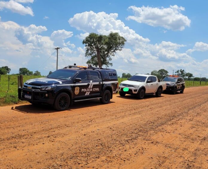 Polícia Civil cumpre mandado de busca e apreensão, apreende veículo e prende suspeito por posse ilegal de arma