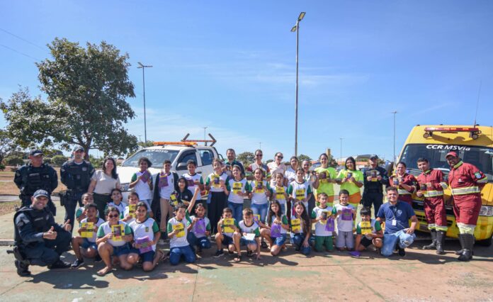 Polícia Militar, CCR e Alunos Realizam Blitz Educativa do Maio Amarelo em Sonora