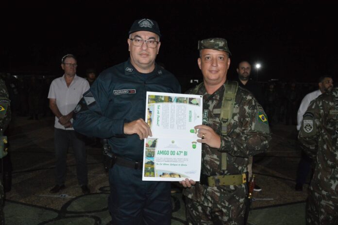 Comandante do 5º BPM recebe certificado de Amigo do 47º Batalhão de Infantaria em Coxim