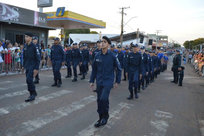 Polícia Militar Desfila no 36º Aniversário de Sonora com Proerd e Patrulha Mirim