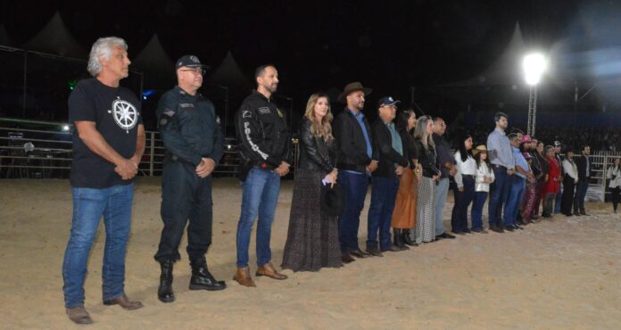 Polícia Militar Recepciona Autoridades e Participa da Abertura de Rodeio em Rio Verde