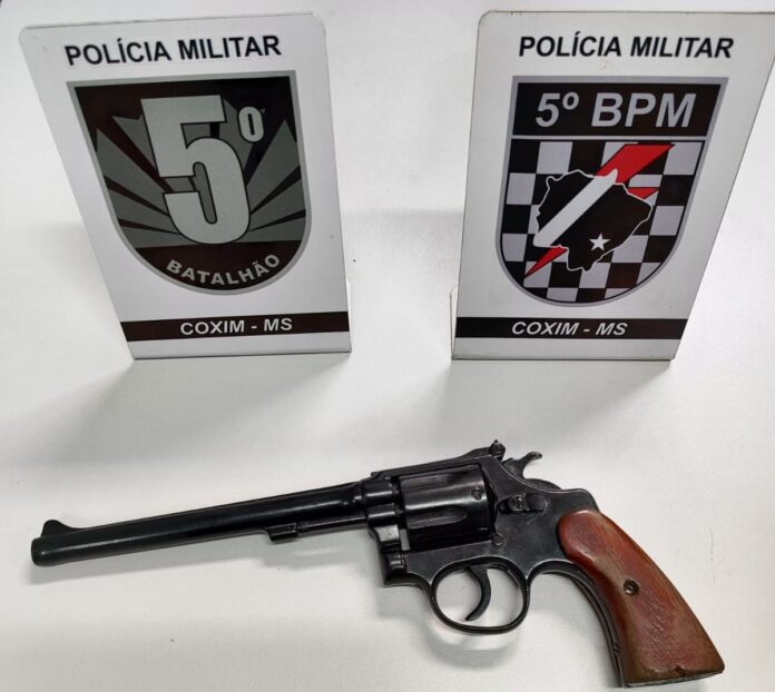 Polícia Militar apreende revólver e prende homem por posse irregular de arma de fogo em Coxim