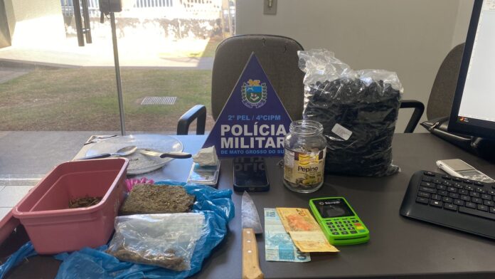 Polícia Militar e Polícia Civil prendem homem por tráfico de drogas em Costa Rica