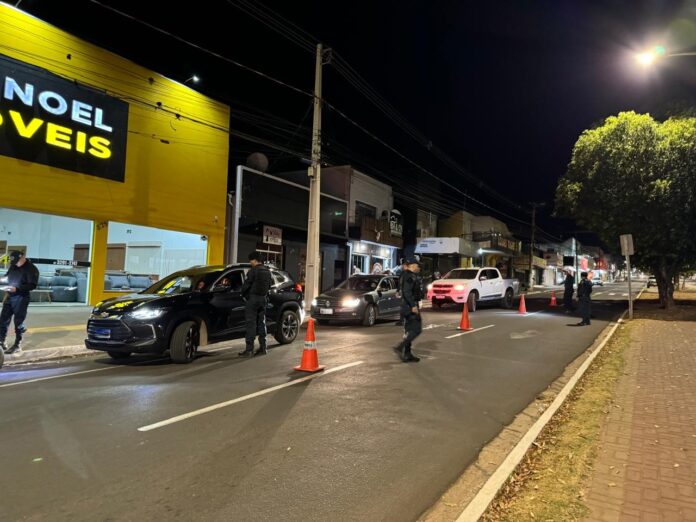 Polícia Militar realiza blitz e abordagens em Coxim