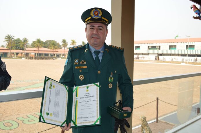 Comandante do CPA-6, recebe medalha do exército em Coxim