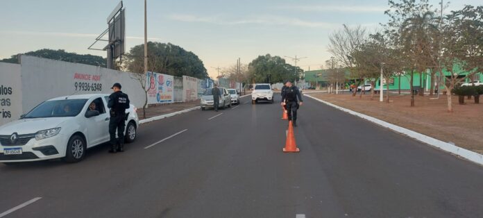 Polícia Militar realiza blitz  e reforça segurança no trânsito em Coxim