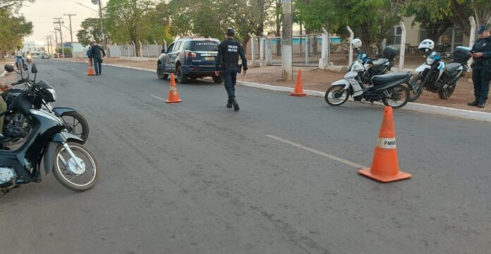 Polícia Militar realiza blitz  para combater crimes de trânsito e prevenir acidentes em Coxim