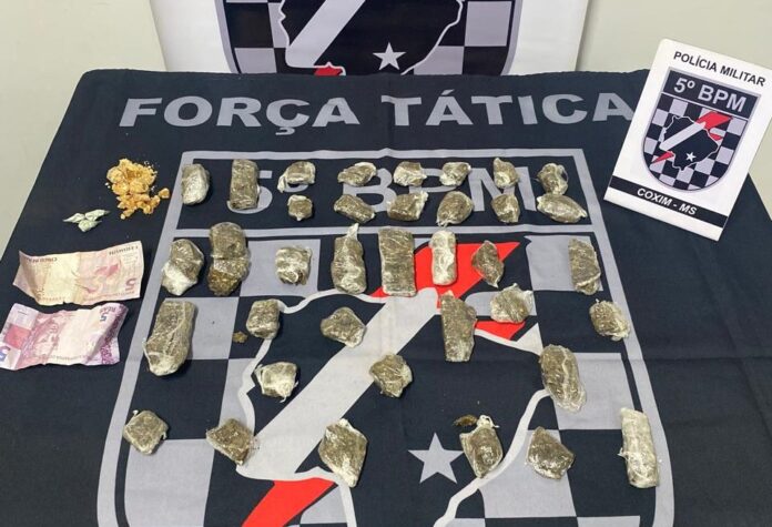 Polícia Militar fecha boca de fumo e prende homem em flagrante por tráfico de drogas em Coxim