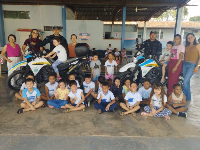 Polícia Militar participa de atividade pedagógica em escola durante Semana Nacional de Trânsito em Coxim