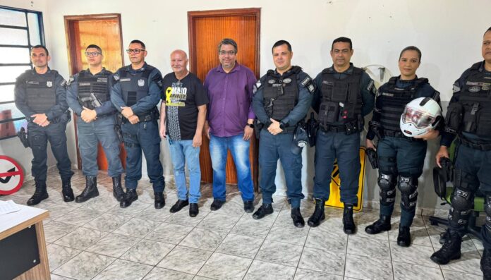 Policiais Militares recebem capacetes e equipamentos de proteção por meio de parceria com a Prefeitura de Coxim