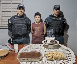 Polícia Militar participa de aniversário de fã e faz a alegria de jovem em Rio Verde